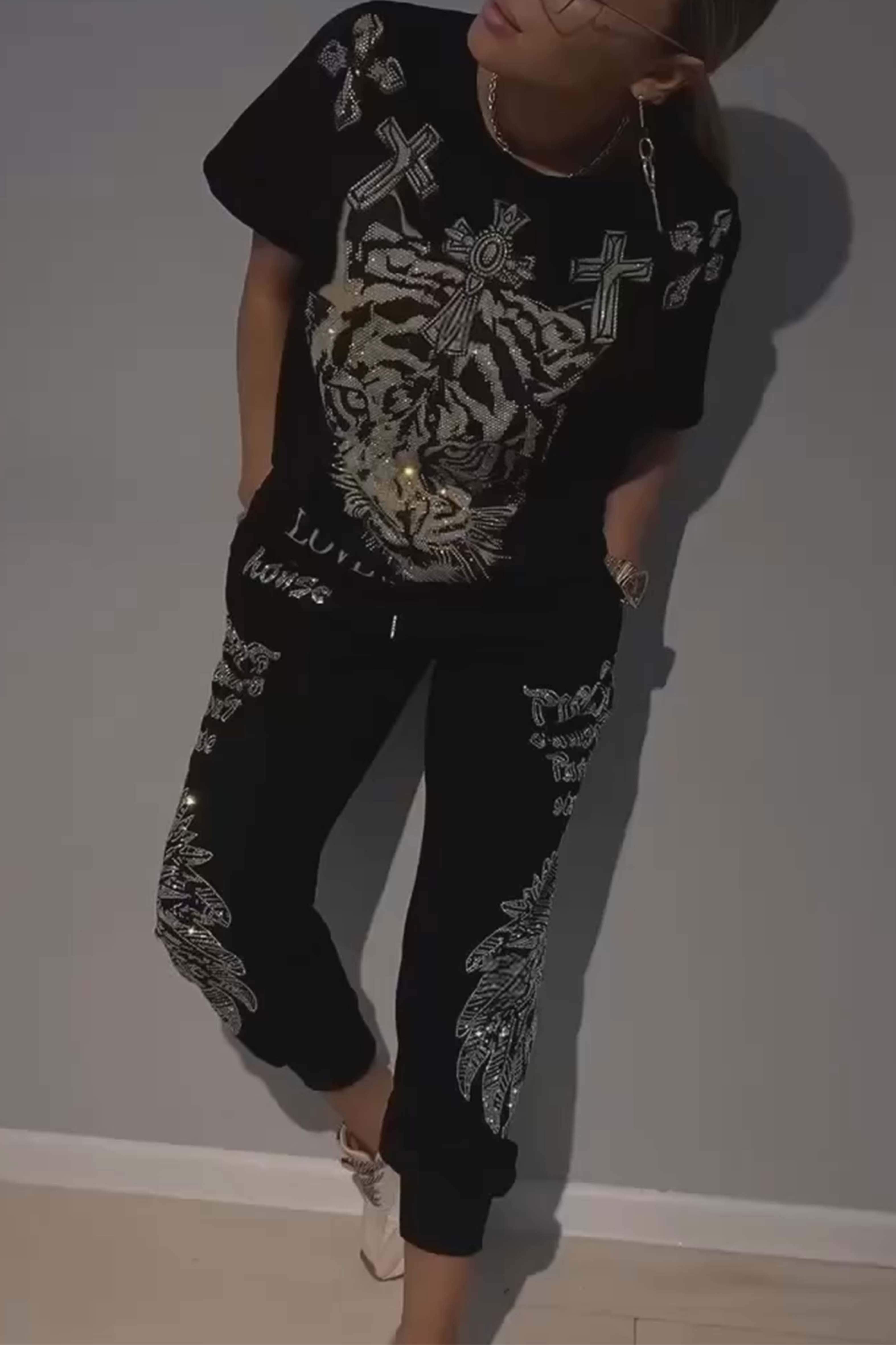 Iveta – Výrazná souprava s módním potiskem