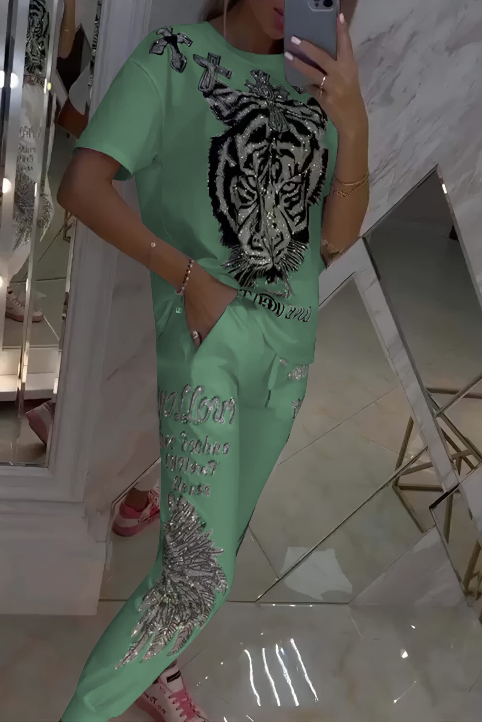 Iveta – Výrazná souprava s módním potiskem