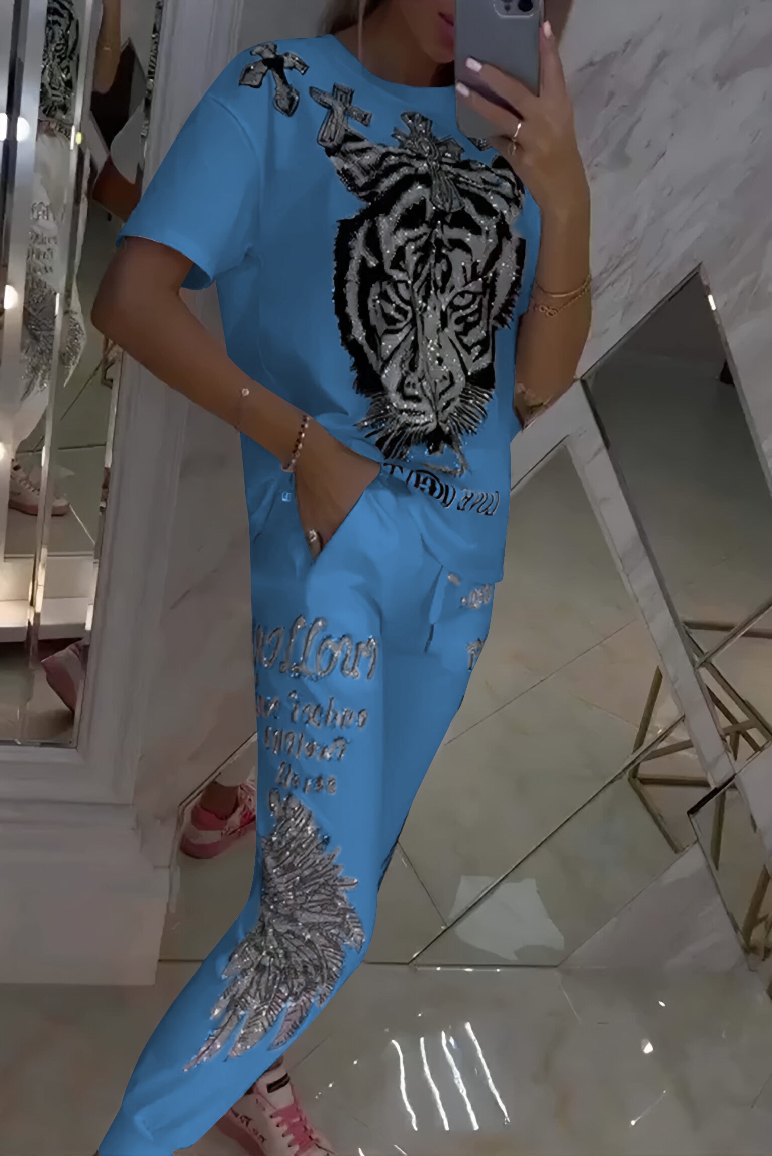 Iveta – Výrazná souprava s módním potiskem