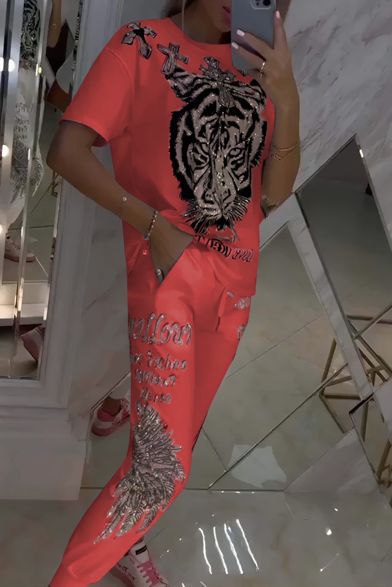 Iveta – Výrazná souprava s módním potiskem