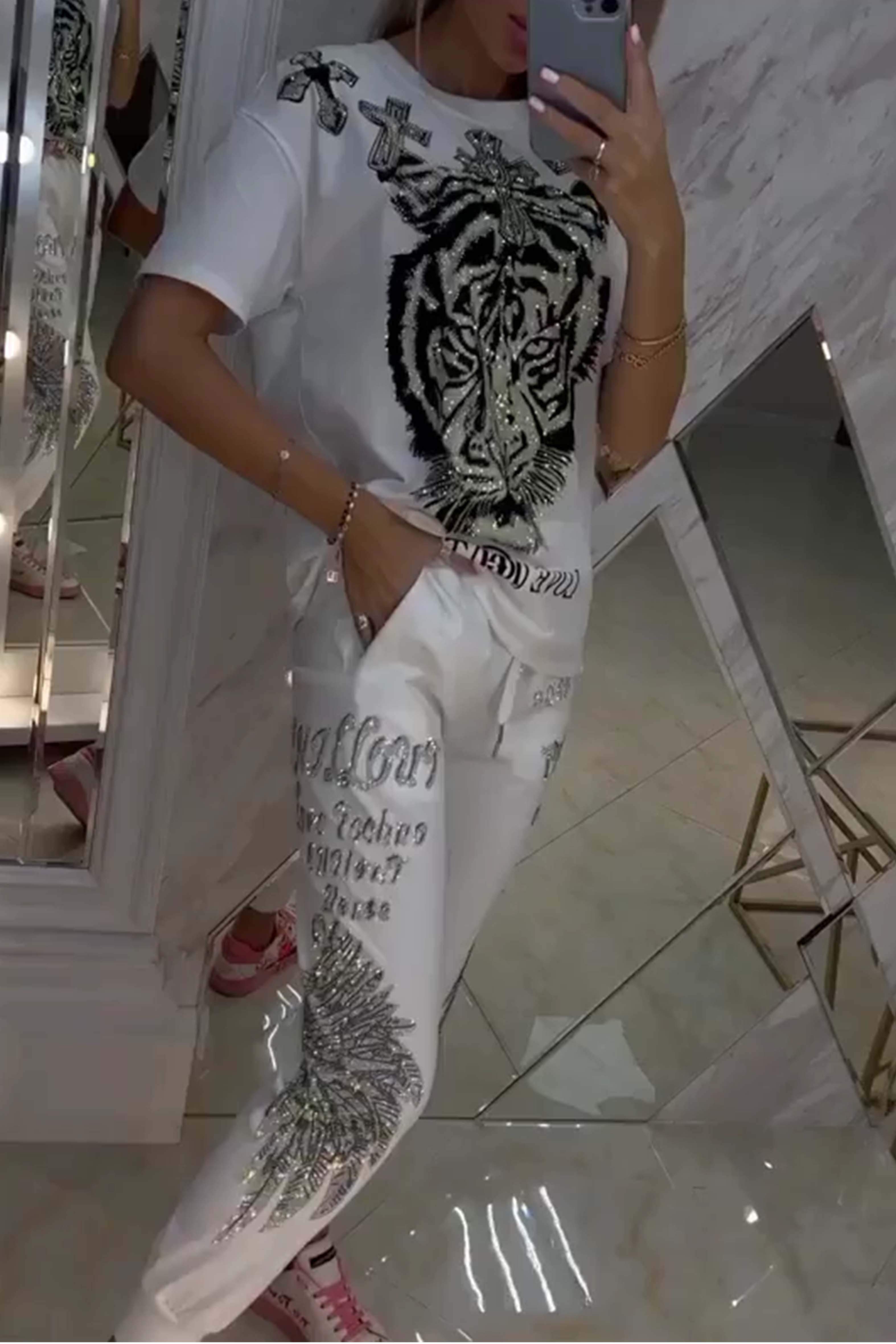 Iveta – Výrazná souprava s módním potiskem