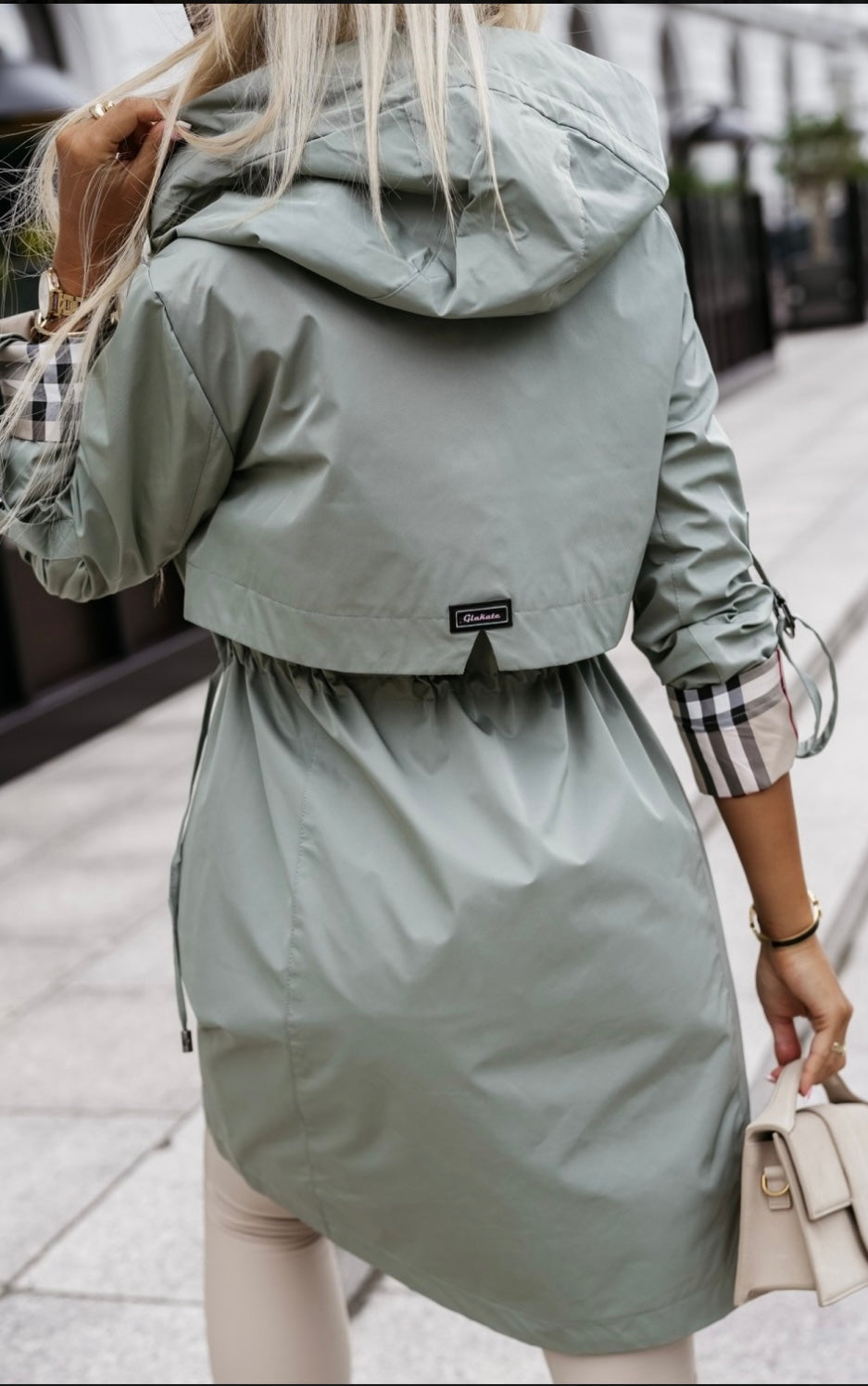 Zuzana – Elegantní trenčkot s moderním nádechem