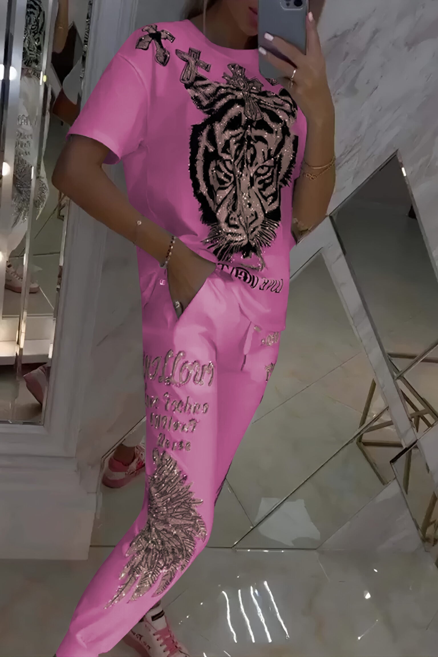 Iveta – Výrazná souprava s módním potiskem